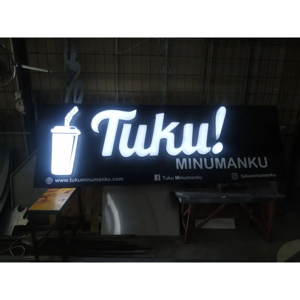 Kilau Akrilik yang Menyala di Jantung Cilacap